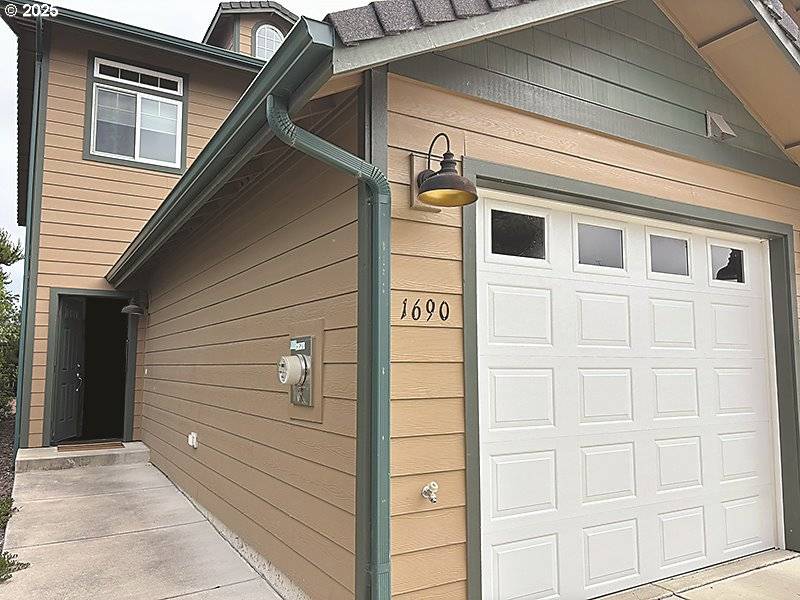 1690 32ND ST, Florence, OR 97439