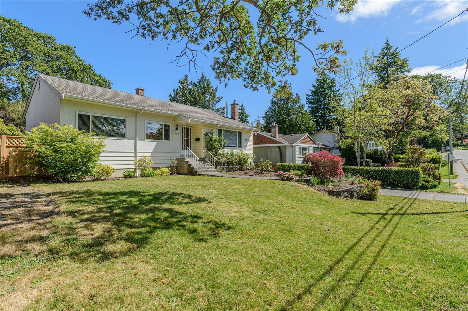 Saanich, BC V8P 3P2,3715 BLENKINSOP Rd