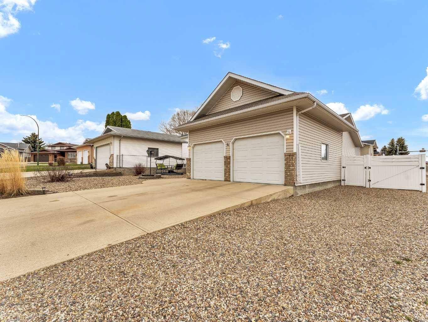 Medicine Hat, AB T1B 3Z6,4 Redwood CT SE