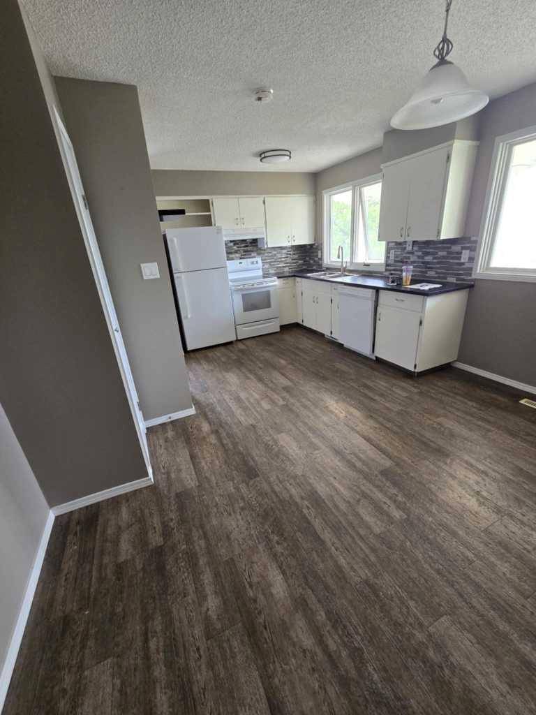 Grande Prairie, AB T8V 3C9,8702 96 ST