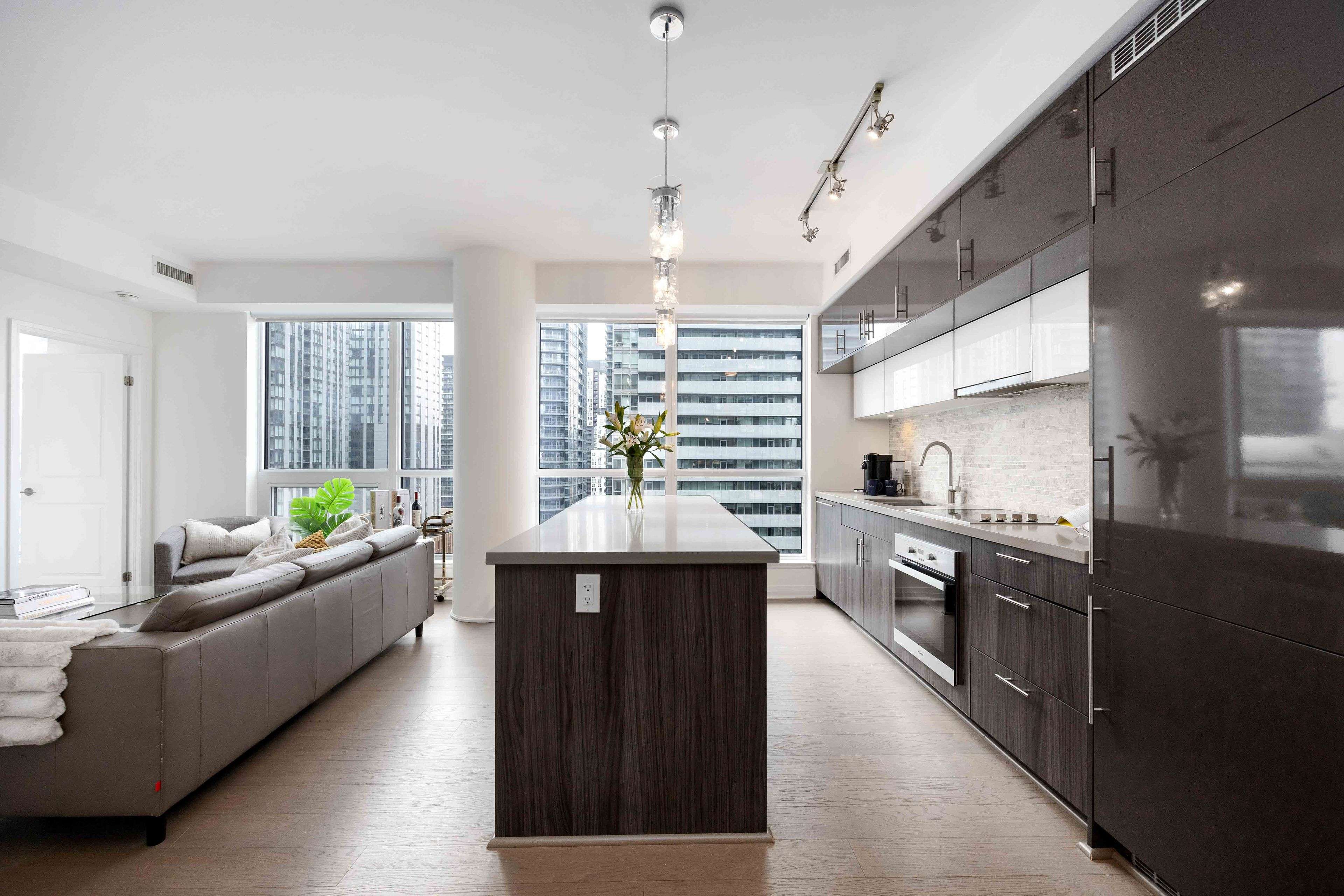 8 Mercer ST #2211, Toronto C01, ON M5V 0C4