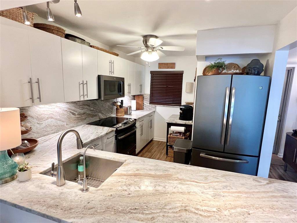 Davie, FL 33324,9235 Lagoon Pl #204