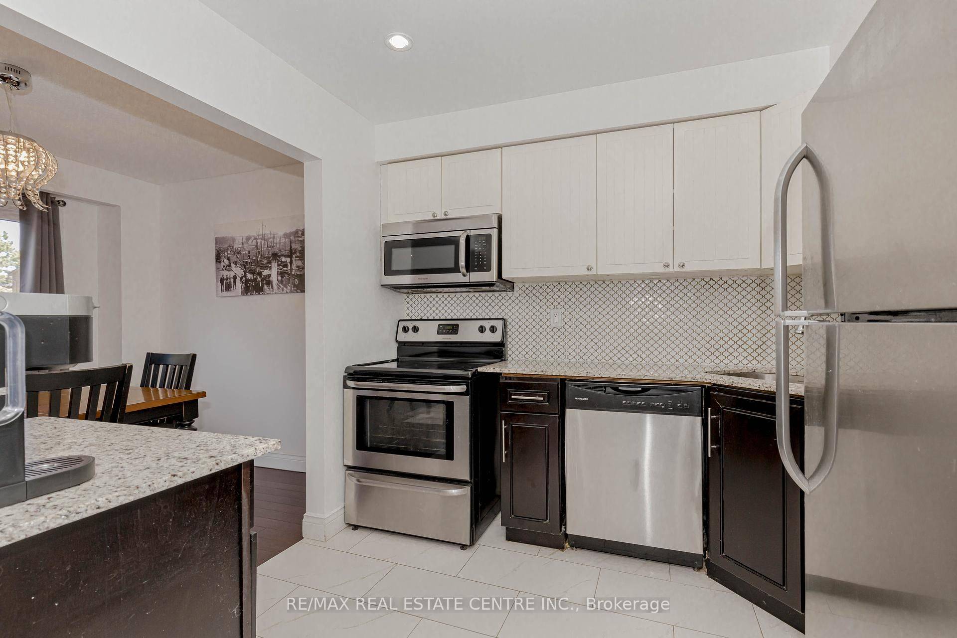 Oakville, ON L6H 2Z2,1526 Lancaster DR #123