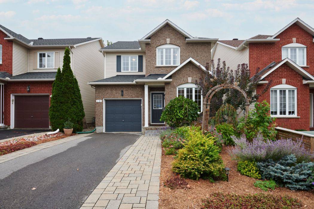 10 San Mateo DR, Barrhaven, ON K2J 5B3