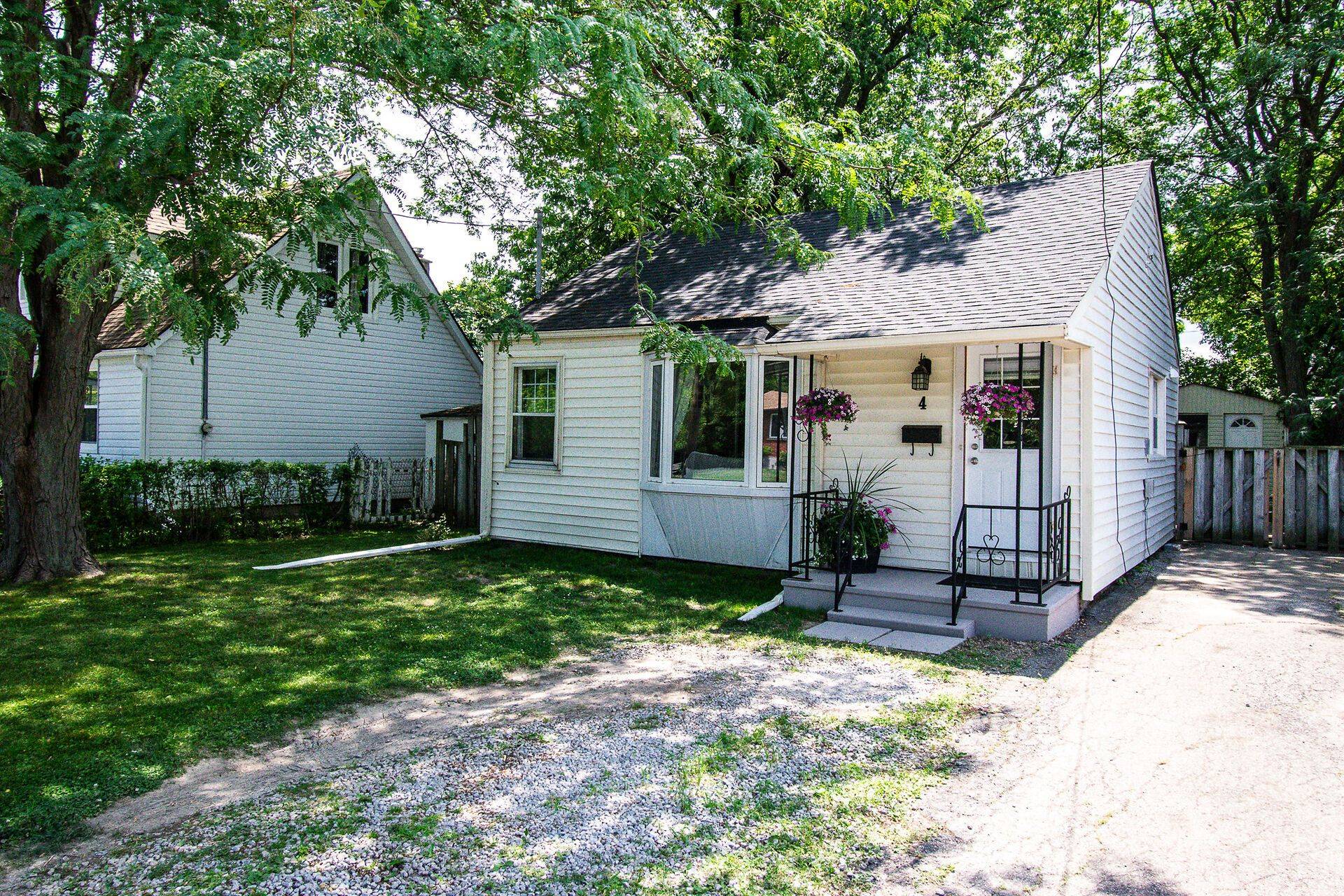 4 Glen AVE,  St. Catharines,  ON L2S 1L1