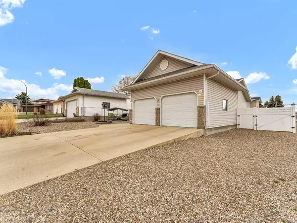 Medicine Hat, AB T1B 3Z6,4 Redwood CT SE