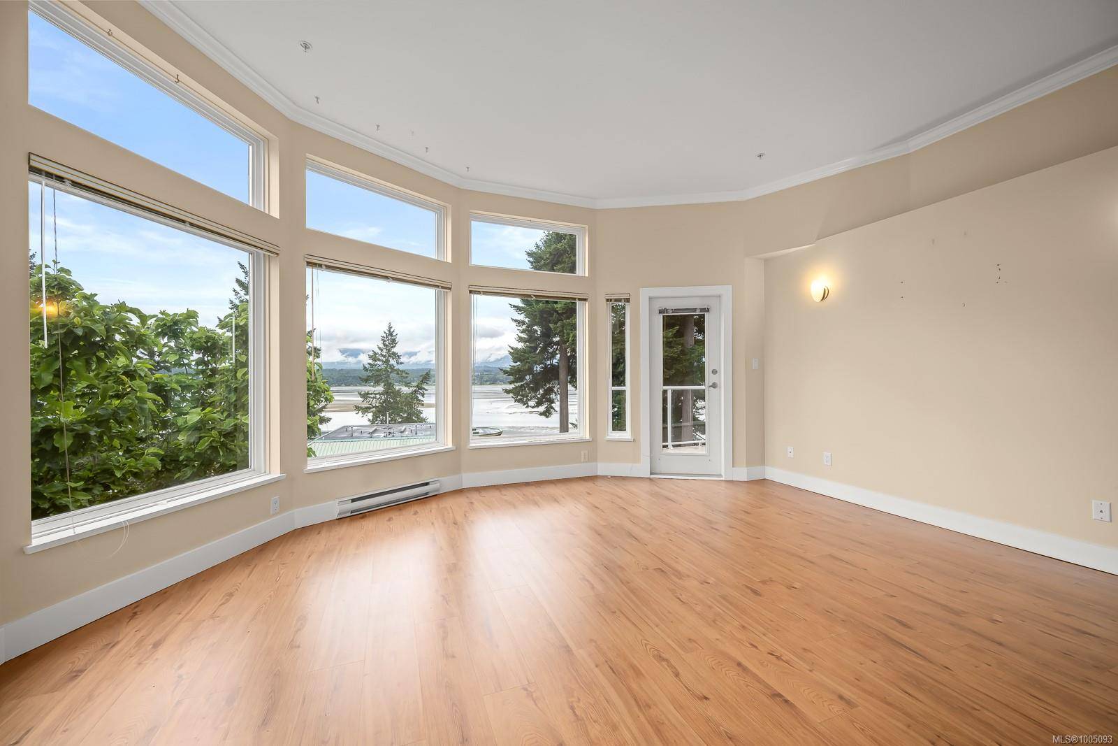 Comox, BC V9M 1X6,2275 Comox Ave S #412