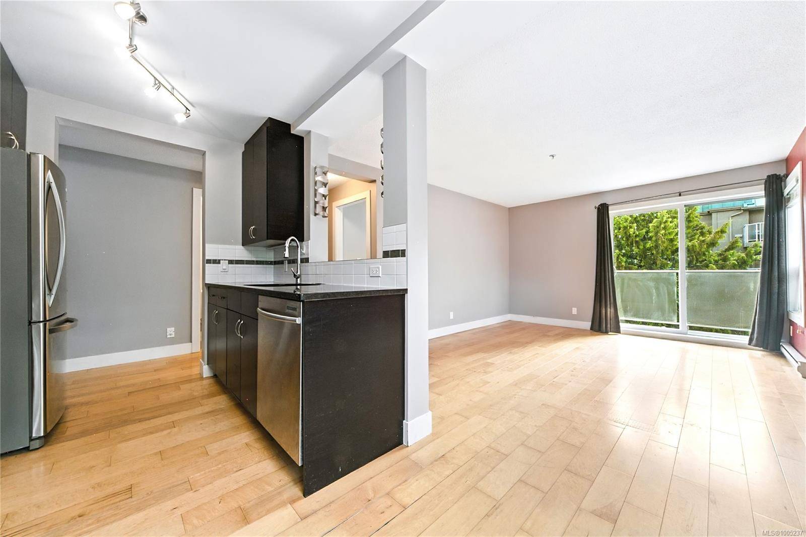 Victoria, BC V8T 4H7,2515 Dowler Pl #203