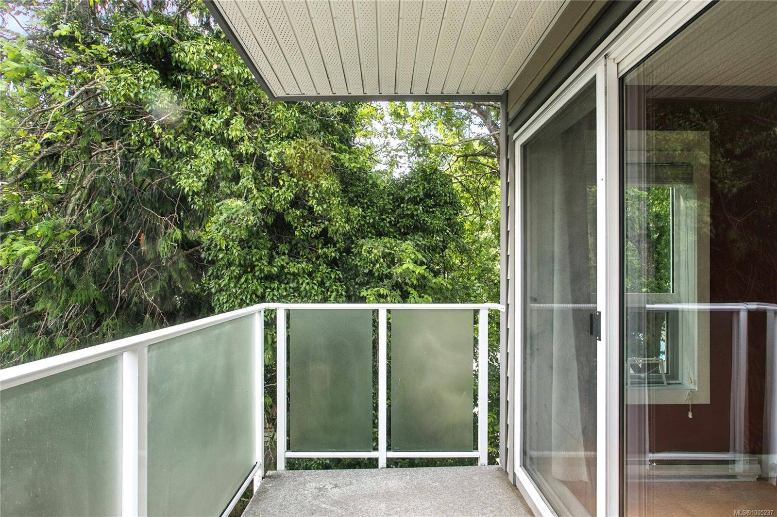 Victoria, BC V8T 4H7,2515 Dowler Pl #203