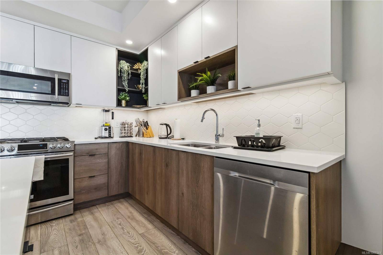 Langford, BC V9B 6W6,950 Whirlaway Cres #220