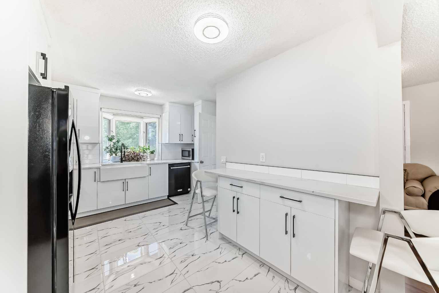 Calgary, AB T3A 0R7,4932 Vanguard RD NW