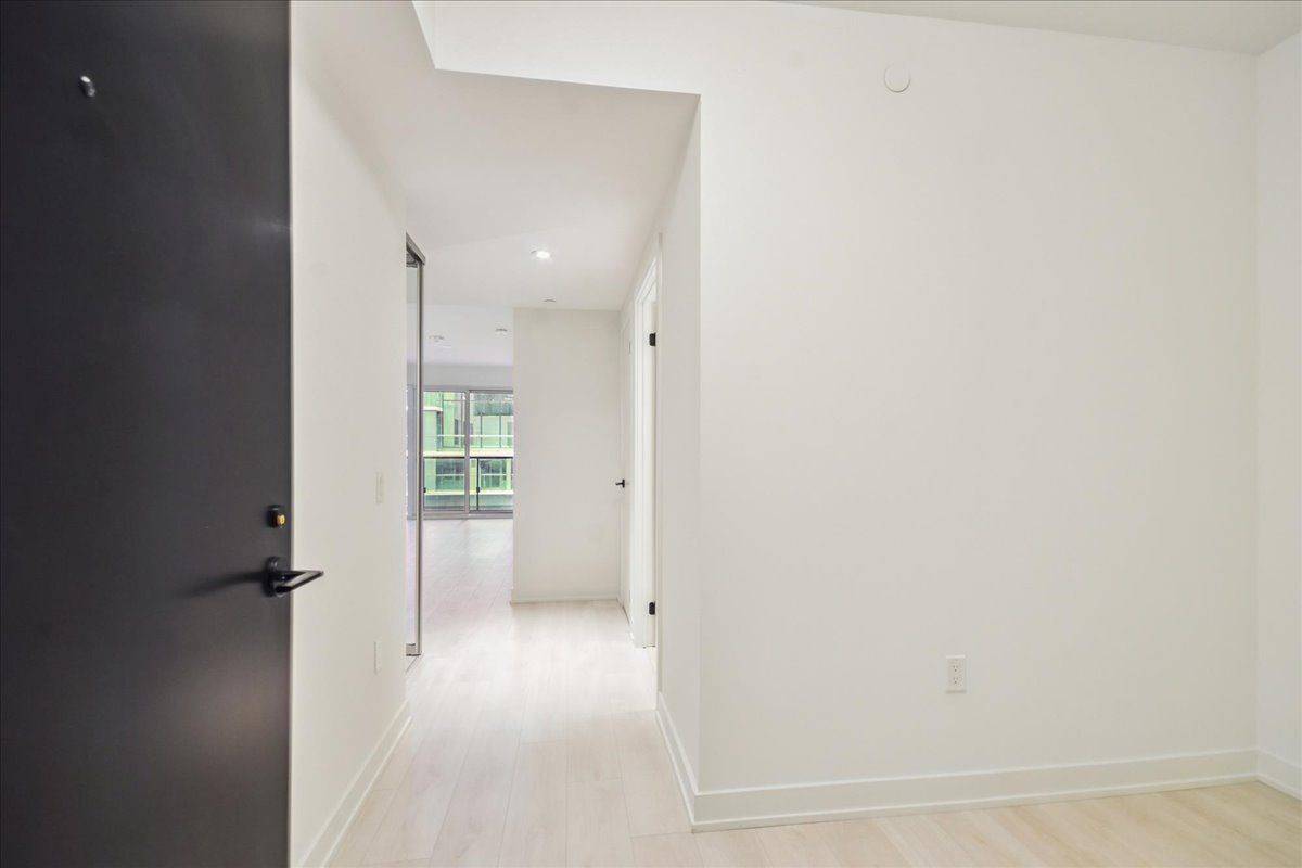 Toronto C10, ON M4P 1V3,117 Broadway AVE #424