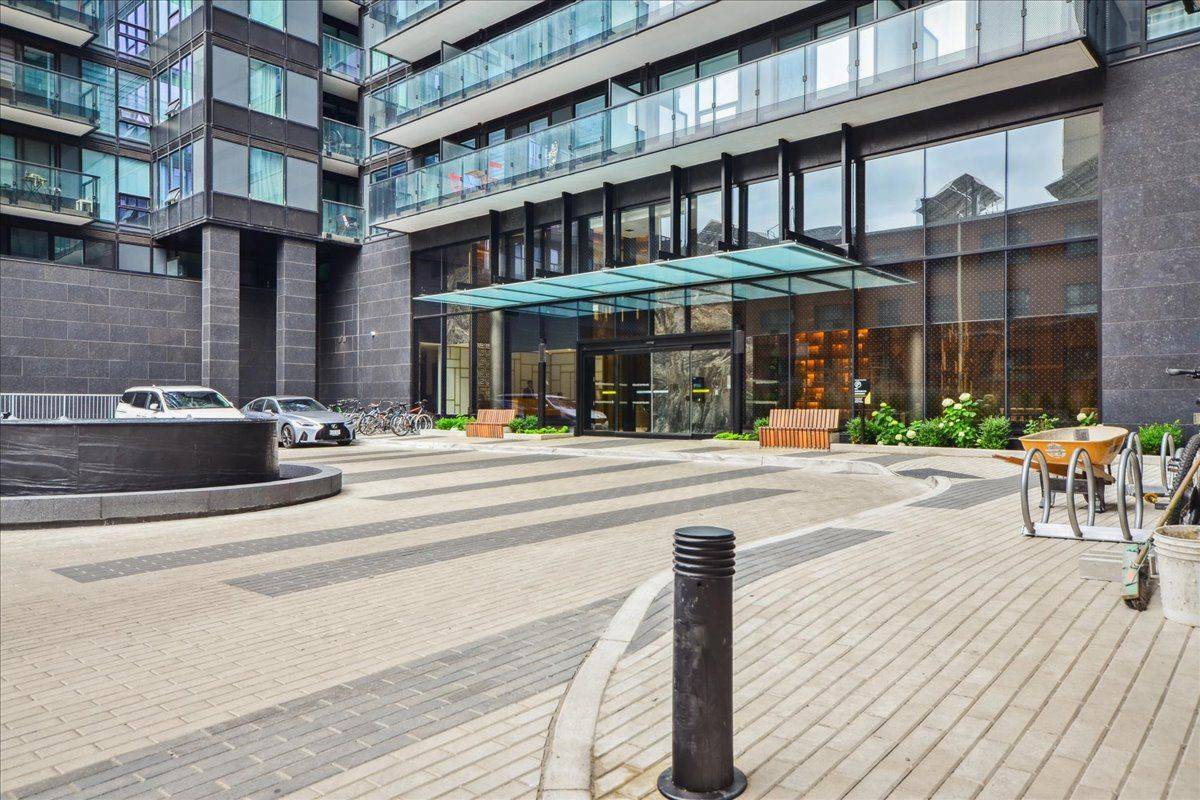 Toronto C10, ON M4P 1V3,117 Broadway AVE #424