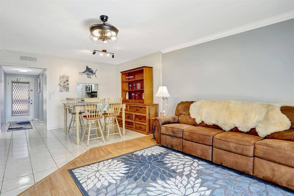 Margate, FL 33063,1050 Country Club Dr #209
