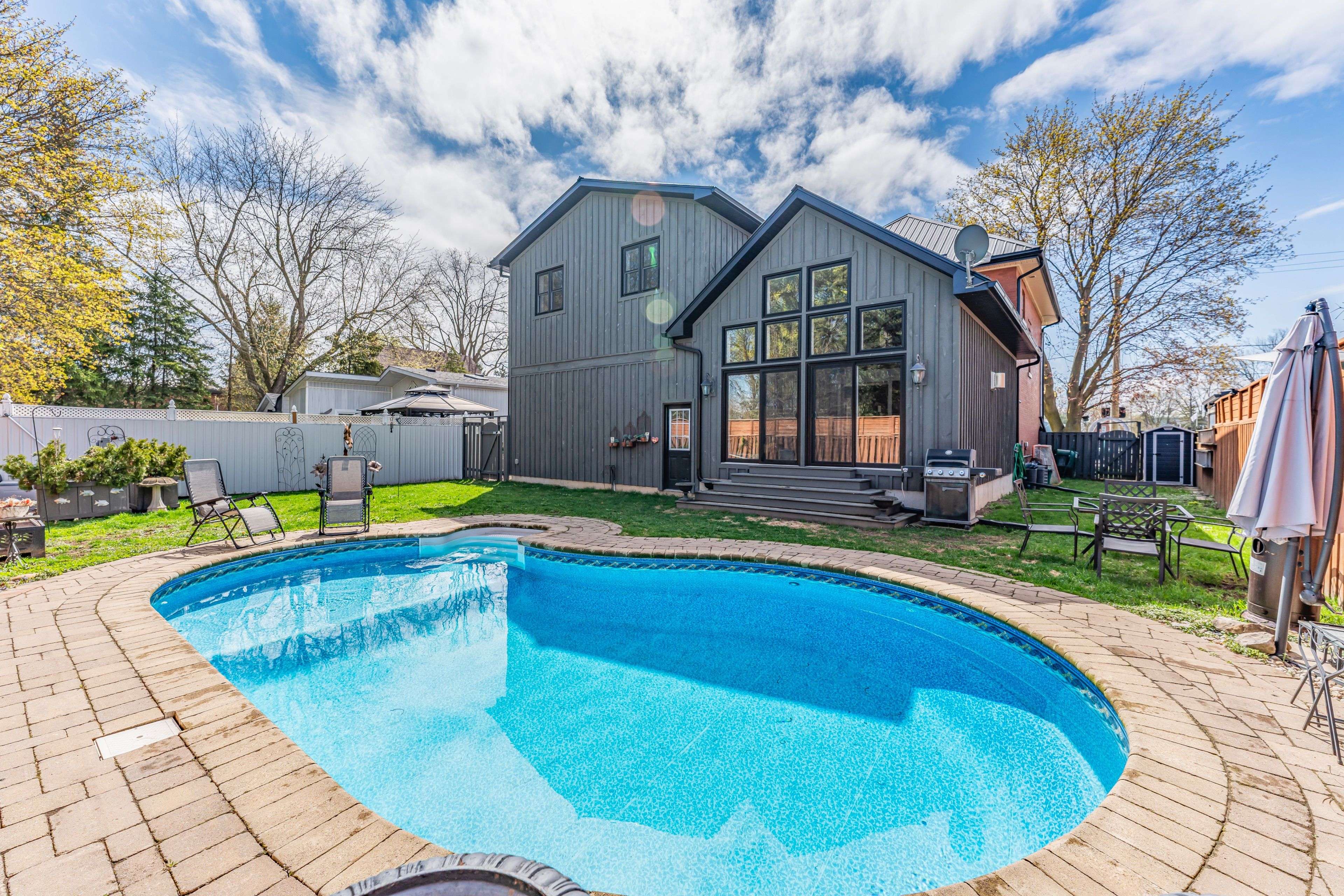 New Tecumseth, ON L9R 1H1,54 Nelson ST W