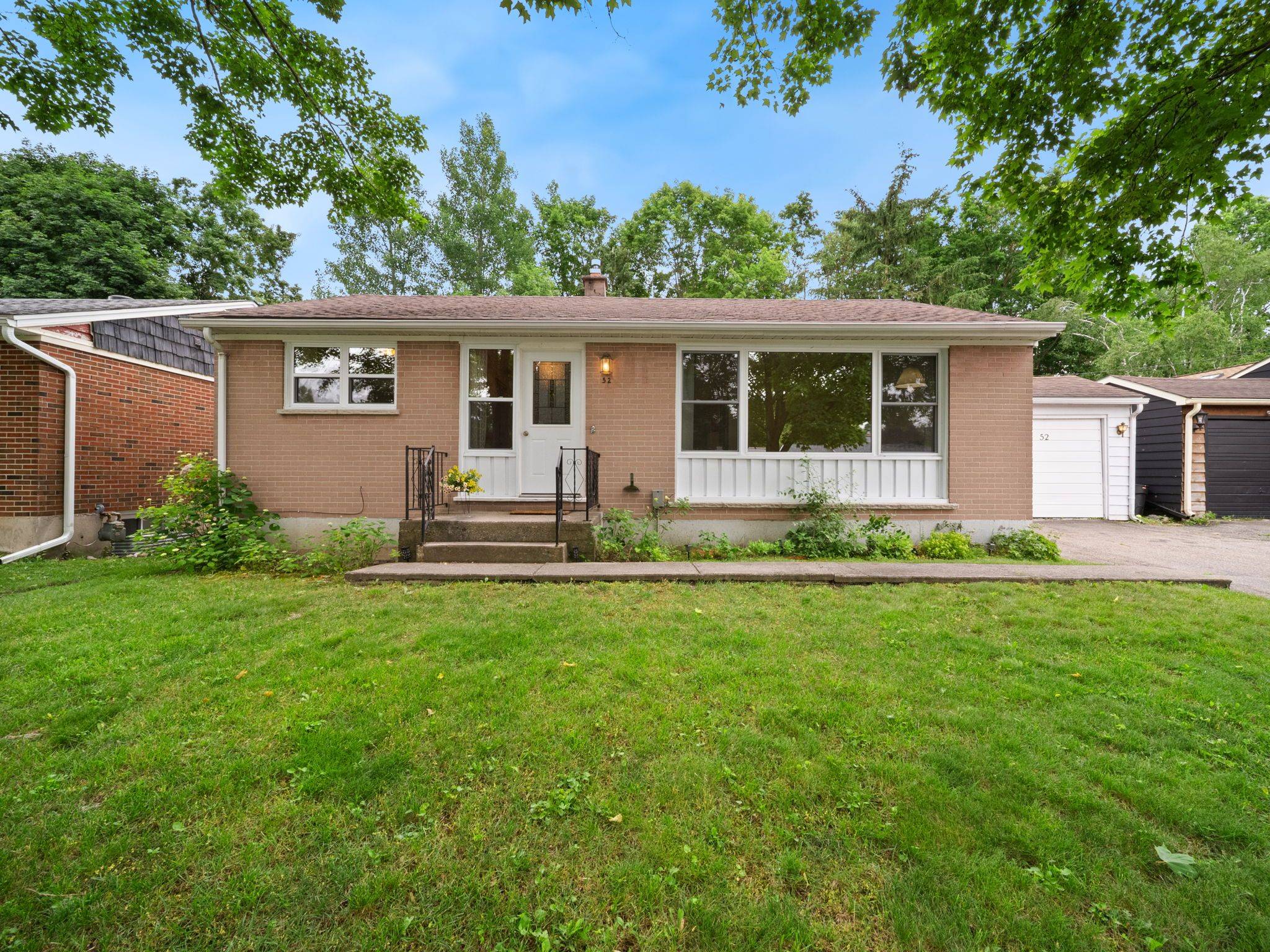 52 Elmer AVE, Orillia, ON L3V 2S7