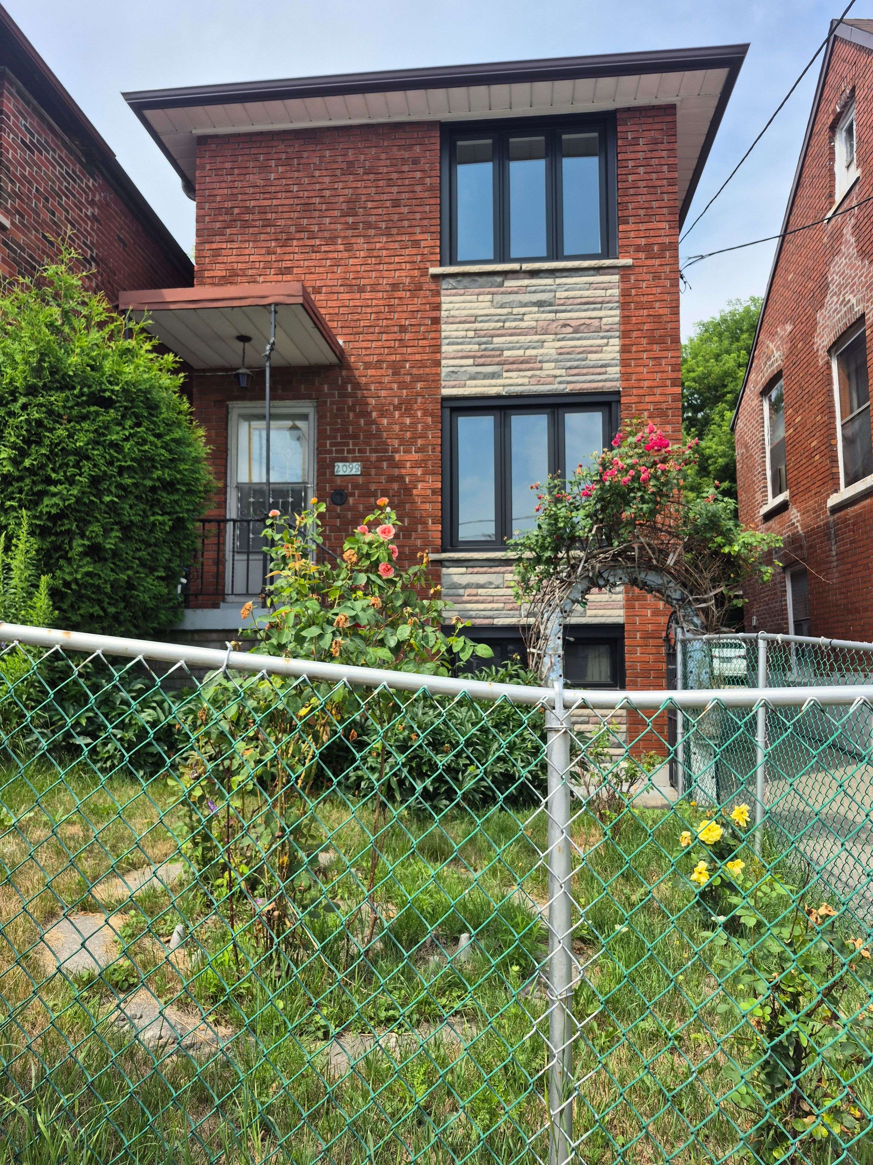 Toronto W03, ON M6E 3R7,2098 Dufferin ST