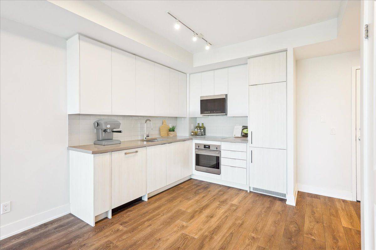 Oakville, ON L6H 3R6,297 Oak Walk DR #805