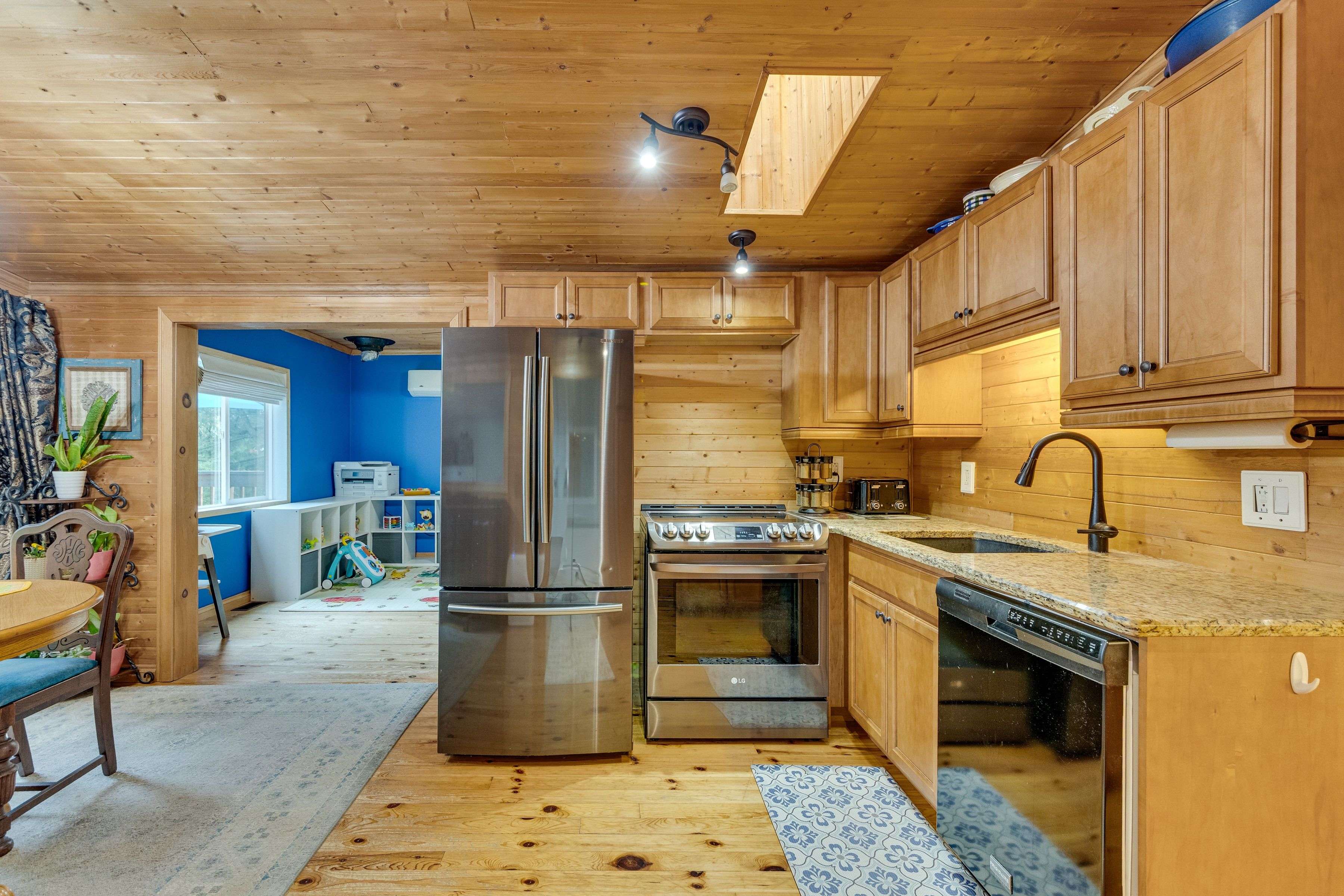 Muskoka Lakes, ON P0B 1M0,1028 Inverness RD