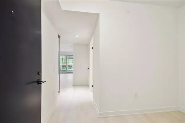 Toronto C10, ON M4P 1V3,117 Broadway AVE #424