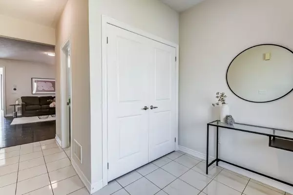 Newmarket, ON L3X 0H4,702 Yarfield CRES