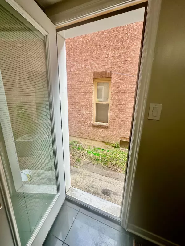 Brampton, ON L6S 5V9,120 Leeward DR