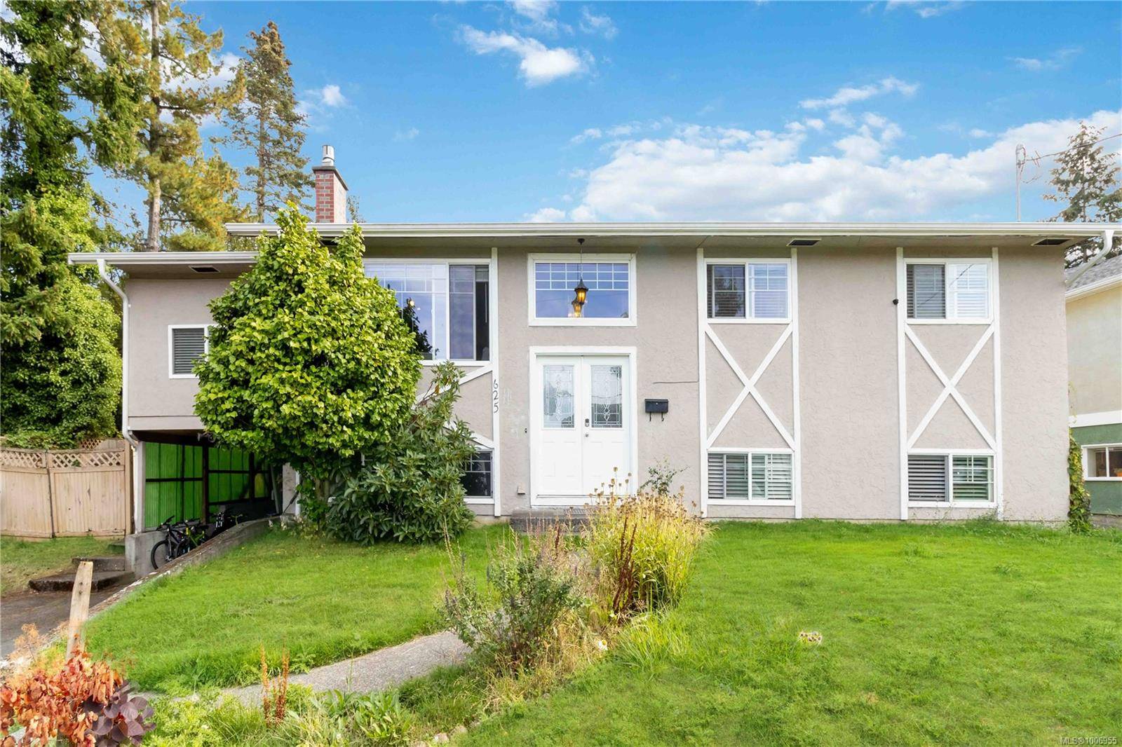625 Baker St, Saanich, BC V8Z 2H8
