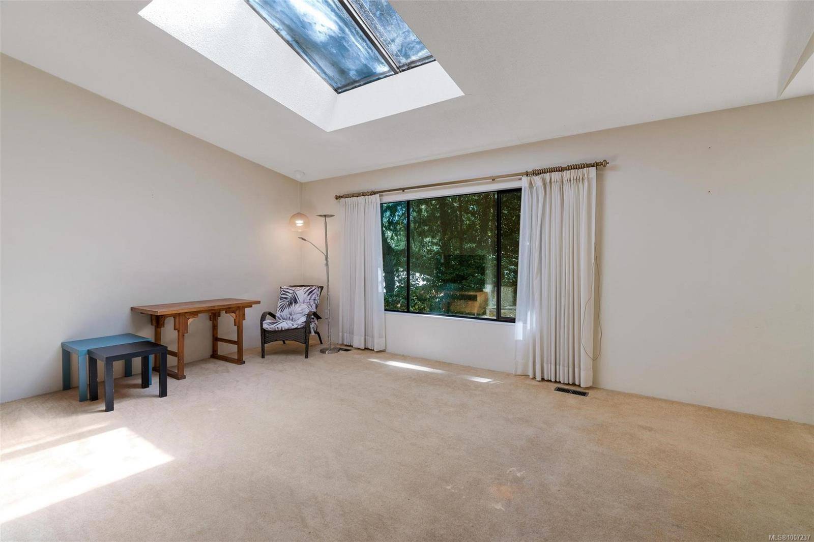 Saanich, BC V8Y 1A9,4687 Lochwood Cres