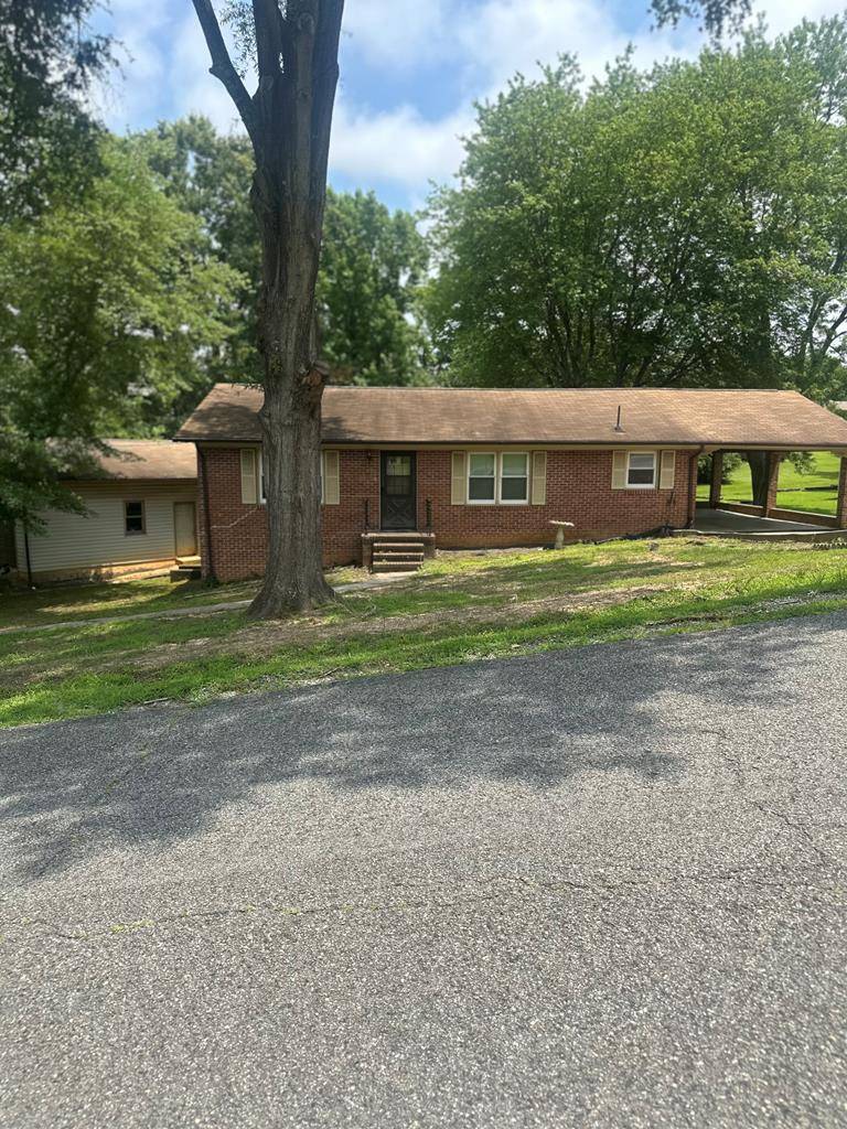 1102 W Oak Hill Drive, Halifax, VA 24558