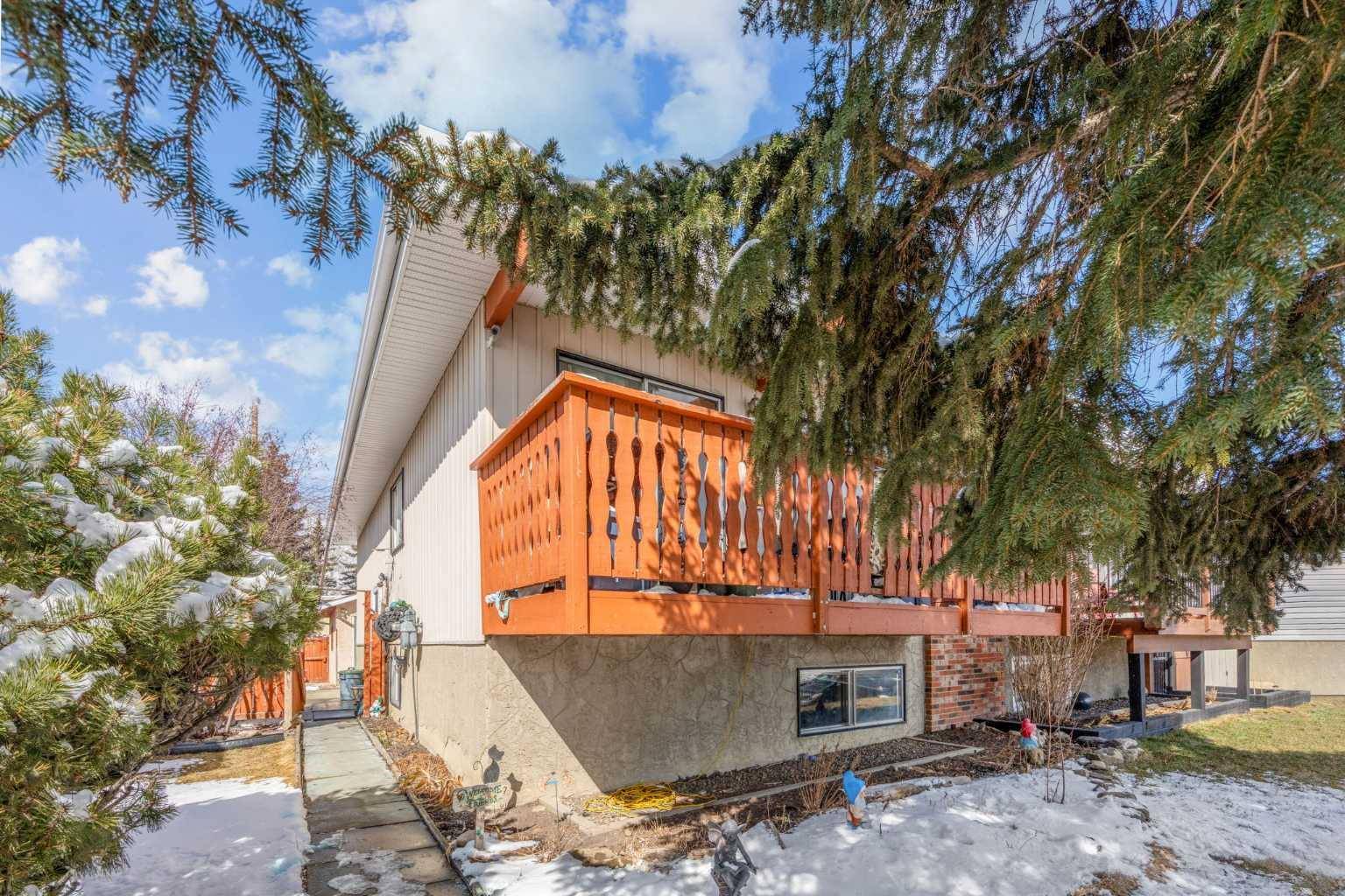 Calgary, AB T3B 3V2,7216 Silvermead RD Northwest