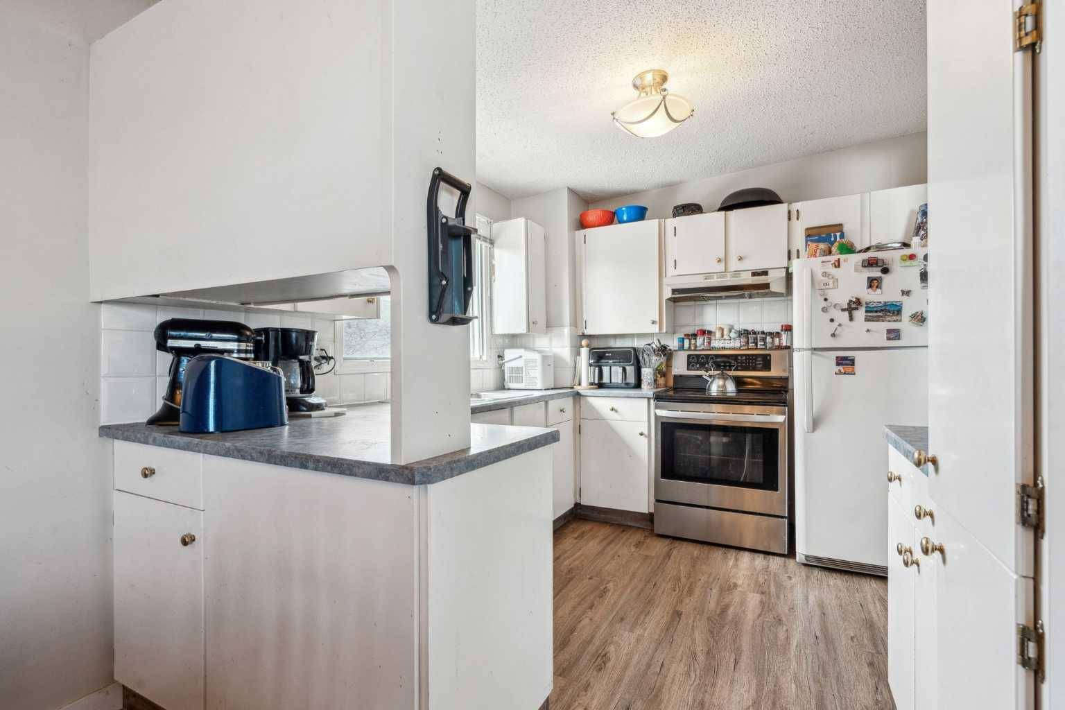 Calgary, AB T3B 3V2,7216 Silvermead RD NW