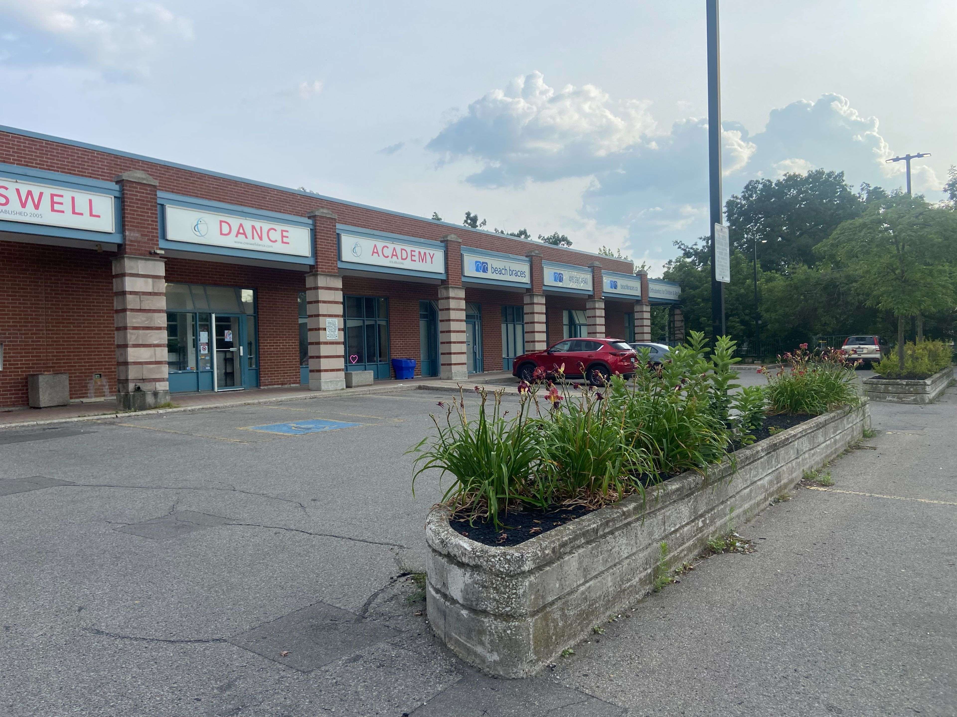 Toronto E06, ON M4E 3S2,1089 Kingston RD #4