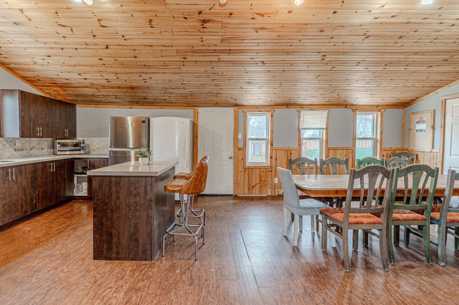 Wasaga Beach, ON L9Z 1Z5,711 Mosley ST