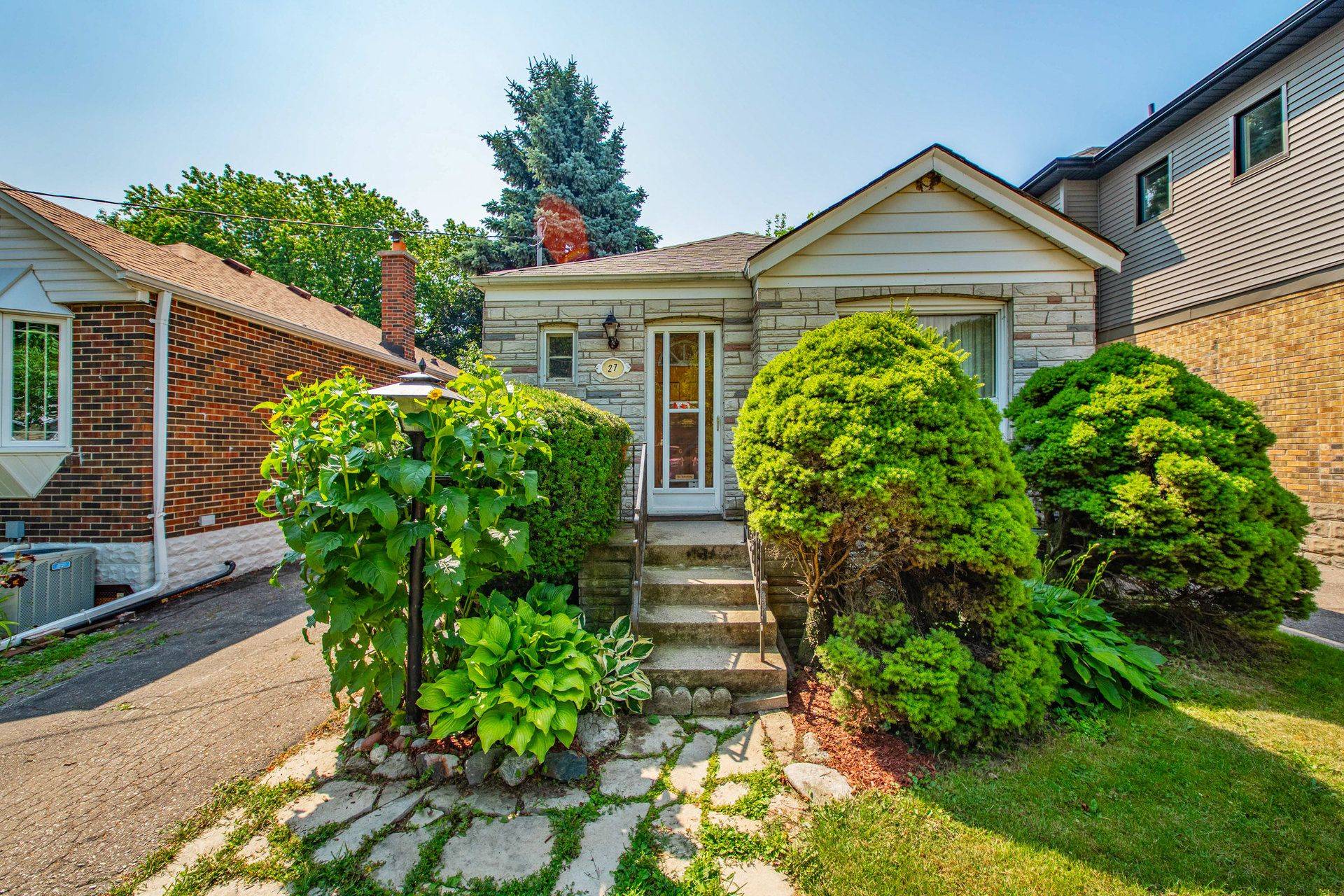 27 Struthers ST, Toronto W06, ON M8V 1Y2
