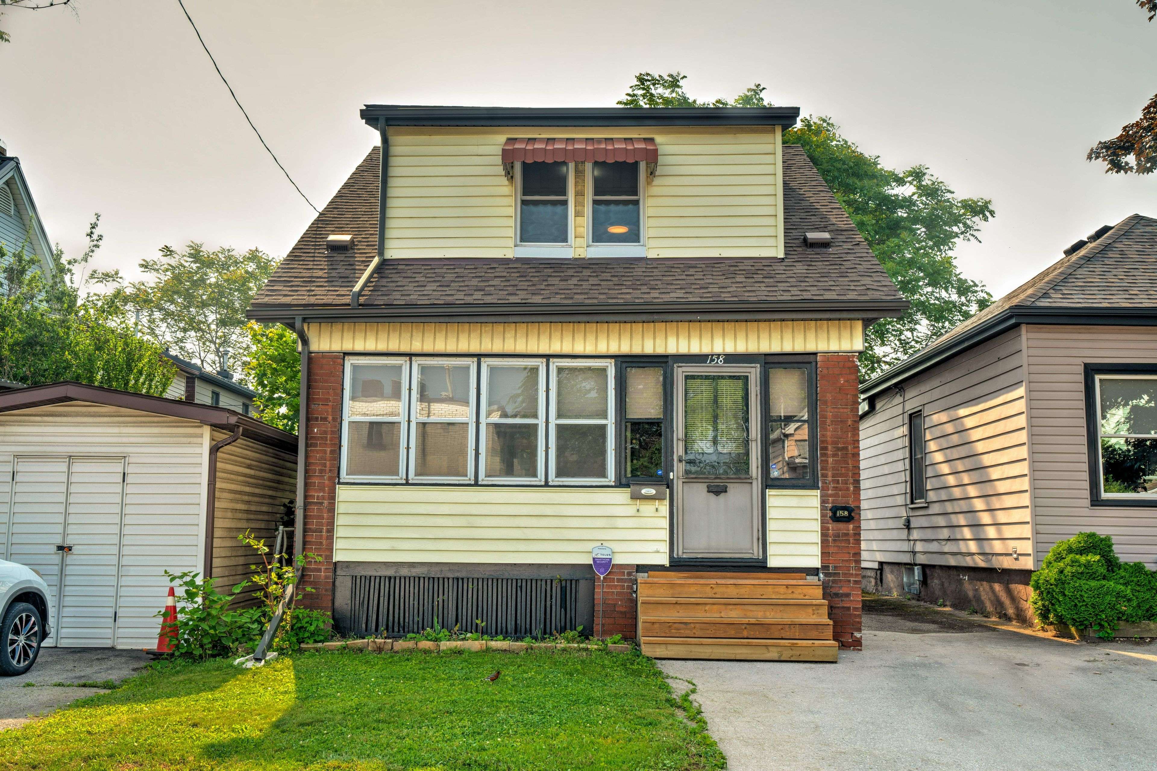158 Rosslyn AVE N, Hamilton, ON L8L 7P6