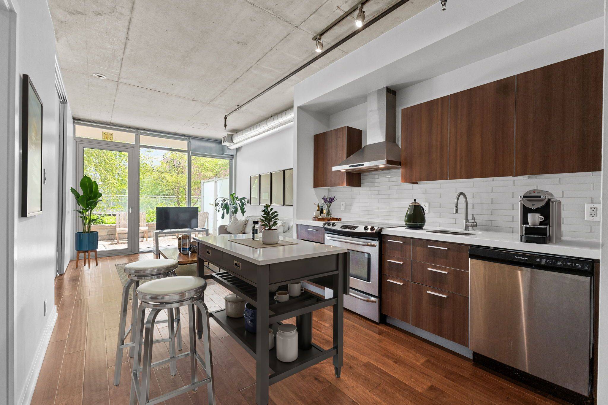 Ottawa Centre, ON K2P 1A4,340 Mcleod ST #232