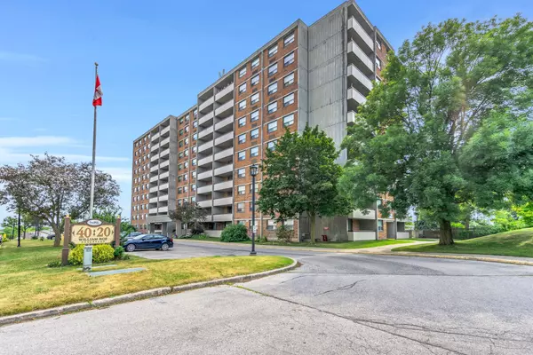 20 William Roe BLVD #504, Newmarket, ON L3Y 5V6