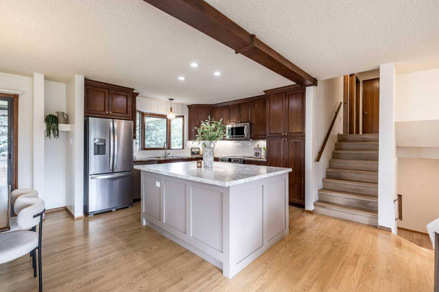 Medicine Hat, AB T1B 2R6,32 Ross Heights CT Southeast