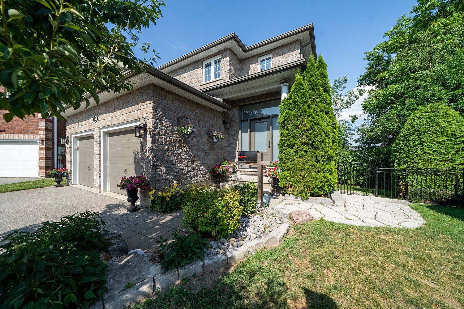Barrie, ON L4N 5L5,19 Mccarthy CT