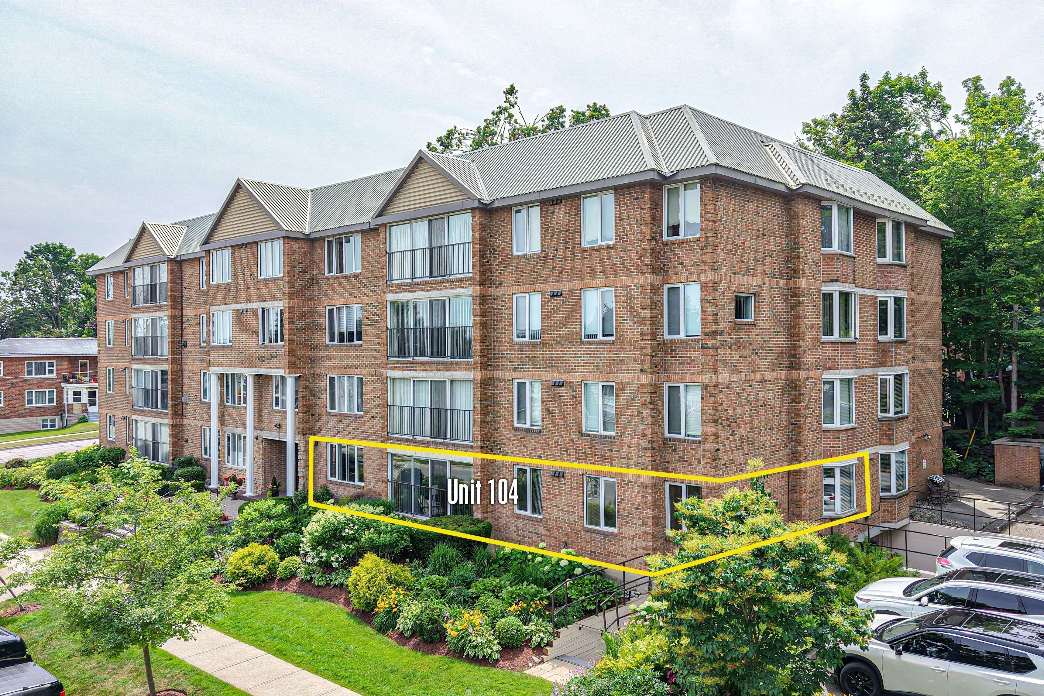 Orillia, ON L3V 4T9,95 Matchedash ST N #104