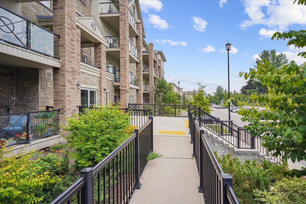 Barrie, ON L4N 5W7,45 Ferndale DR S #408
