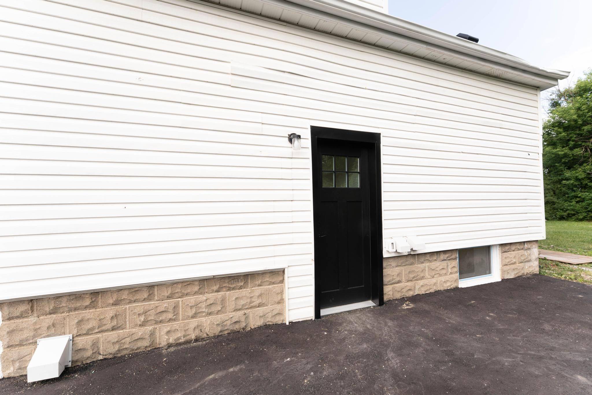 Hamilton, ON L8V 2T6,235 East 21st ST #Lower
