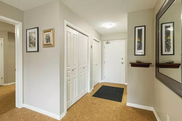 Calgary, AB t2z 0t8,250 New Brighton Villas SE #107