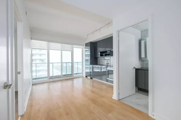 Toronto C15, ON M2K 0E3,115 McMahon DR #3807