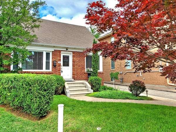 14 Park LN, Toronto W07, ON M8Y 1R6