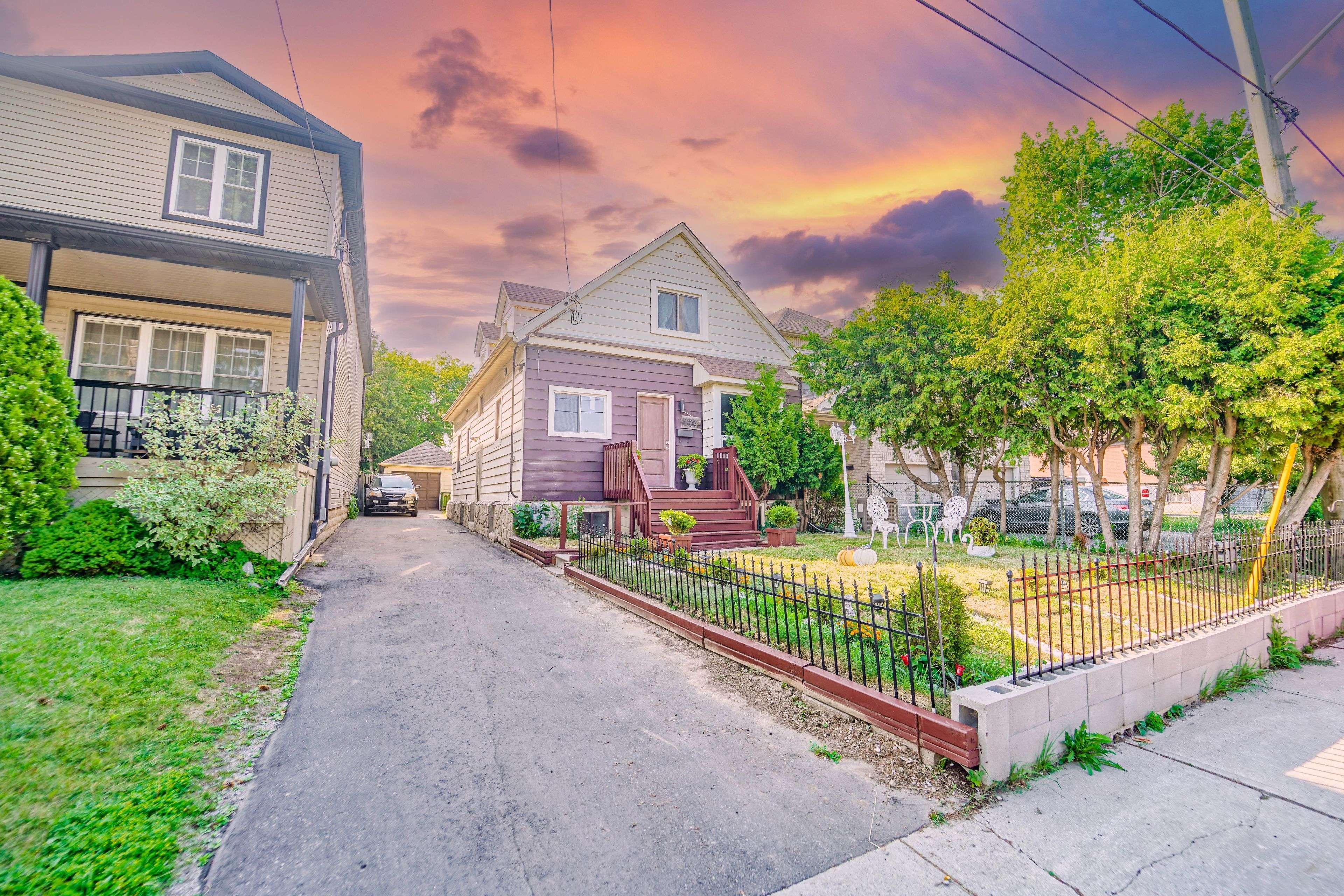 Toronto E06, ON M1N 2J6,174 Aylesworth AVE