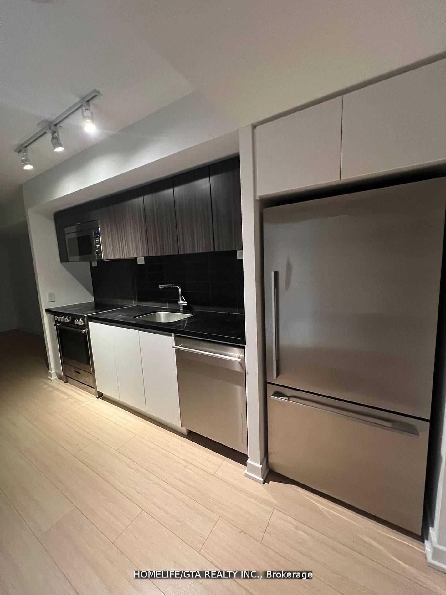 Toronto C01, ON M5V 0J9,85 Queens Wharf RD #2811