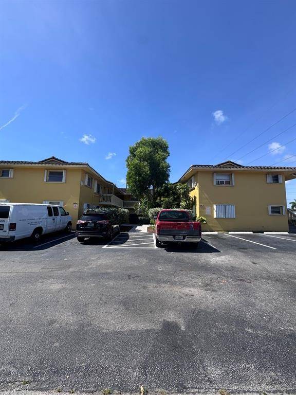890 NW 39th St #8, Oakland Park, FL 33309