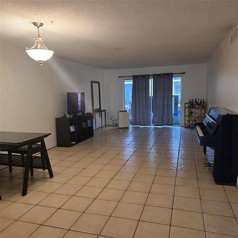 Coral Springs, FL 33065,3000 RIVERSIDE DR #208-1