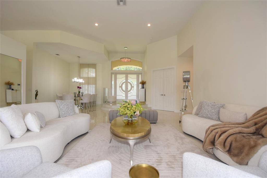 Davie, FL 33330,13846 SW 40th St